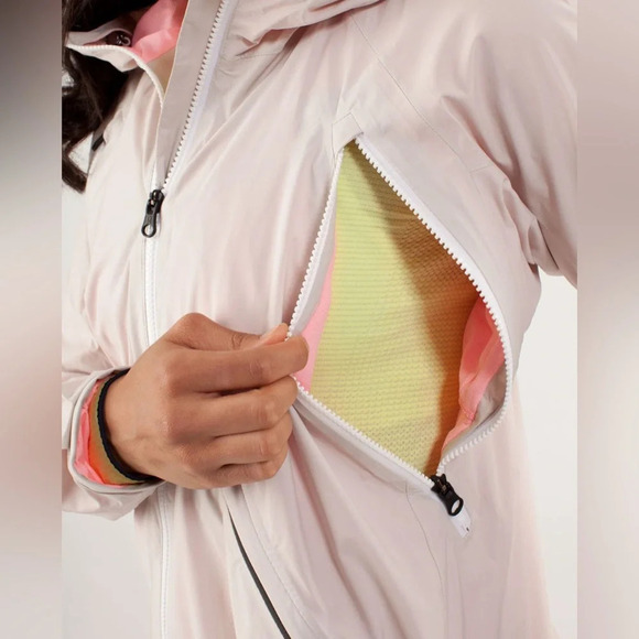Lululemon Run: Rise And Shine Jacket Size: 8 - Picture 2 of 7
